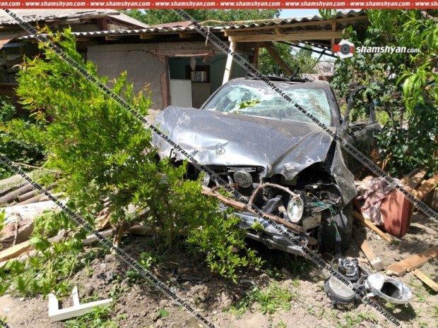 Կասկադյորական վթար Արմավիրի մարզում. Mercedes-ը մխրճվել է տան մեջ՝ փլուզելով պատերն ու առաստաղը. կա վիրավոր (ֆոտո)